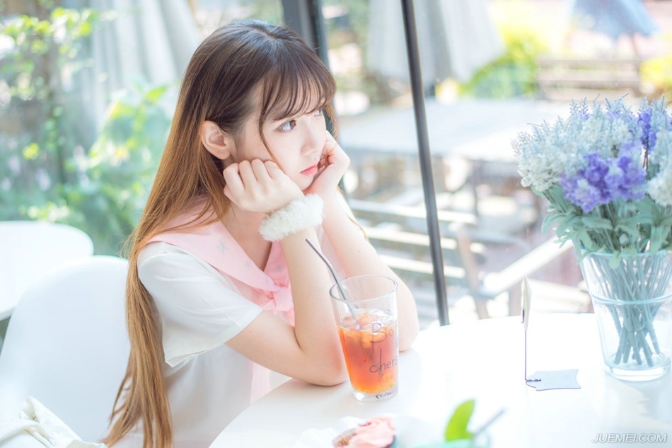 “没办法，若此时船队出行，难保江东水军不会伺机而动，如今我军的粮草，可经不起折腾。”诸葛亮闻言，也不禁苦笑一声，周瑜一死，那柴桑大营的江东水军最近可没少找麻烦，虽然大仗没有，但江夏、江陵的舟船，莫说官方的战舰，便是普通百姓的船只只要稍微靠近都可能遭到攻击或者掳掠。